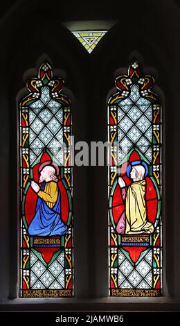 Ein Buntglasfenster von Frederick Preedy, das Simeon und Anna im Tempel, All Saints Church, Church Lench, Worcestershire zeigt Stockfoto