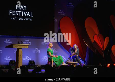 Hay-on-Wye, Wales, Großbritannien. 31.. Mai 2022. Justin Webb spricht mit Sophie Raworth auf dem Hay Festival 2022, Wales. Quelle: Sam Hardwick/Alamy. Stockfoto