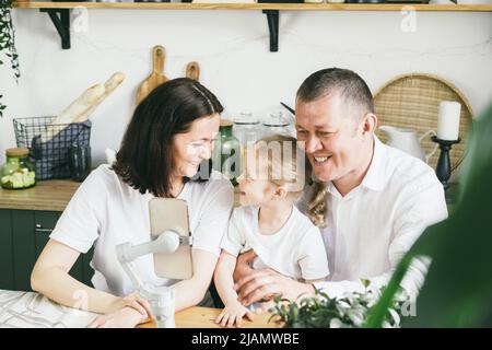 Die Familie hat Spaß beim Videoanruf mit der Familie. Stockfoto