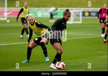 Die Engländerin Chloe Kelly (links) und Nikita Parris (rechts) in Aktion während einer Trainingseinheit im St. George's Park, Burton-upon-Trent. Bilddatum: Dienstag, 31. Mai 2022. Stockfoto