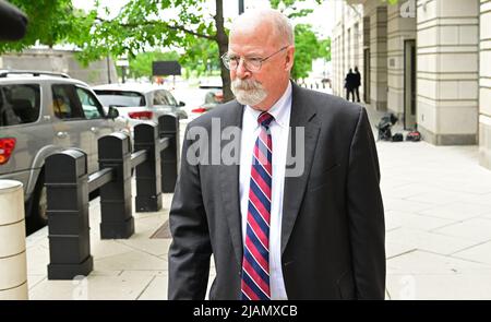 Der Sonderermittler John Durham, der den damaligen US-Generalanwalt William Barr 2019 nach der Veröffentlichung des Mueller-Berichts zur Untersuchung der Ursprünge der Trump-Russland-Untersuchung ernannte, Abfahrt nach der Vertagung für den Tag seines Prozesses vor dem US-Bezirksgericht für den District of Columbia am Donnerstag, den 26. Mai 2022.Quelle: Ron Sachs / CNP/Sipa USA (EINSCHRÄNKUNG: KEINE Zeitungen oder Zeitungen in New York oder New Jersey im Umkreis von 75 Meilen von New York City) Stockfoto