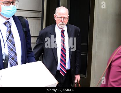 Der Sonderermittler John Durham, der den damaligen US-Generalanwalt William Barr 2019 nach der Veröffentlichung des Mueller-Berichts zur Untersuchung der Ursprünge der Trump-Russland-Untersuchung ernannte, Abfahrt nach der Vertagung für den Tag seines Prozesses vor dem US-Bezirksgericht für den District of Columbia am Donnerstag, den 26. Mai 2022.Quelle: Ron Sachs / CNP/Sipa USA (EINSCHRÄNKUNG: KEINE Zeitungen oder Zeitungen in New York oder New Jersey im Umkreis von 75 Meilen von New York City) Stockfoto