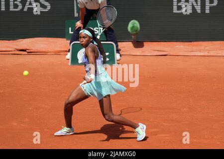 PARIS, Frankreich. 31.. Mai 2022. COCO GAUFF von United Stats gibt den Ball an SLOANE STEPHENS von United im Viertelfinale der French Open 2022, Grand-Slam-Tennisturnier der Frauen im Roland Garros Stadium - Paris zurück.Coco Gauff gewann: 7:5 6:2 (Bildnachweis: © Pierre Stevenin/ZUMA Press Wire) Stockfoto