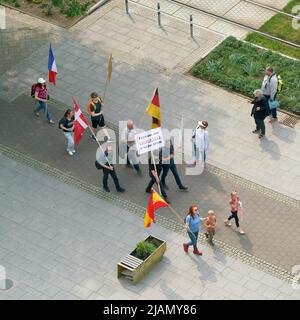 Protest gegen den Kongress der Deutschen Kinder- und Jugendpsychiatrie in Magdeburg. Übersetzung auf dem Schild: Psychiater sind Kriminelle in weißem echtheitszertifikat Stockfoto