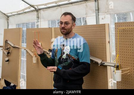 London, Großbritannien. 31 Mai 2022. Joseph Herscher spricht in seiner Werkstatt zum Bau einer Heath Robinson-Vorrichtung anlässlich des 150.. Geburtstages des Künstlers William Heath Robinson im Heath Robinson Museum in Pinner im Nordwesten Londons. Das Museum wurde 2016 erbaut, um die größte britische Sammlung von Zeichnungen von Heath Robinson zu zeigen, darunter seine berühmten Appartionen sowie Buchillustrationen. Kredit: Stephen Chung / Alamy Live Nachrichten Stockfoto