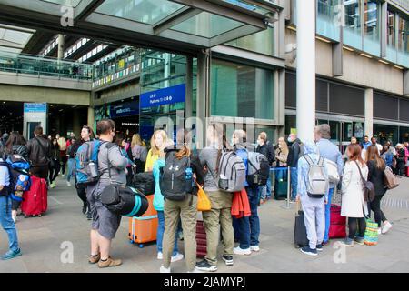 Am internationalen Bahnhof St. pancras, london england, Großbritannien, stehen Kunden am 31.. Mai 2022 für den eurostar-Zug in der Schlange Stockfoto