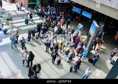 Am internationalen Bahnhof St. pancras, london england, Großbritannien, stehen Kunden am 31.. Mai 2022 für den eurostar-Zug in der Schlange Stockfoto