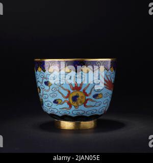 Pokal mit einem Drachenmotiv auf türkisblauem Hintergrund unbekannt Stockfoto