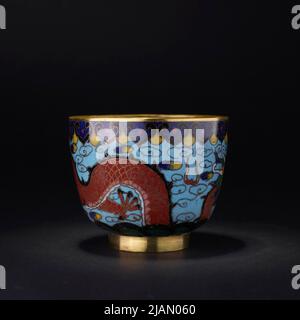 Pokal mit einem Drachenmotiv auf türkisblauem Hintergrund unbekannt Stockfoto