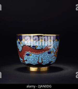 Pokal mit einem Drachenmotiv auf türkisblauem Hintergrund unbekannt Stockfoto