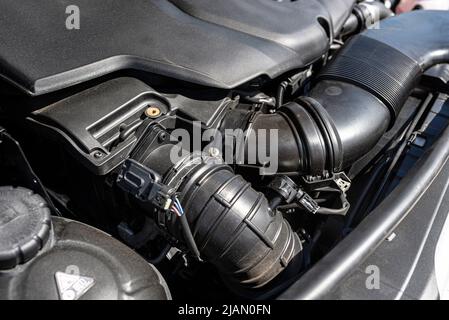 Luftansaugrohre aus Kunststoff für einen modernen 2,2-Liter-Dieselmotor mit einer Leistung von 220 PS. Stockfoto