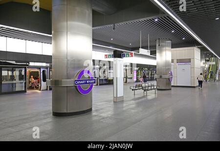 London, Großbritannien. Der neu eröffnete Bahnhof Elizabeth Line (Crossrail) in Canary Wharf. Ansicht auf Bahnsteigsebene, zeigt den Zug, der auf die Abfuhr wartet. Stockfoto