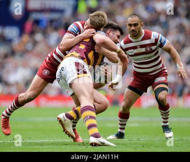 London, England - 28.. Mai 2022 - Morgan Smithies von Wigan Warriors greift Joe Greenwood (15) von Huddersfield Giants an. Rugby League Betfred Challenge Cup Final Huddersfield Giants vs Wigan Warriors im Tottenham Hotspur Stadium, London, Großbritannien Dean Williams Stockfoto