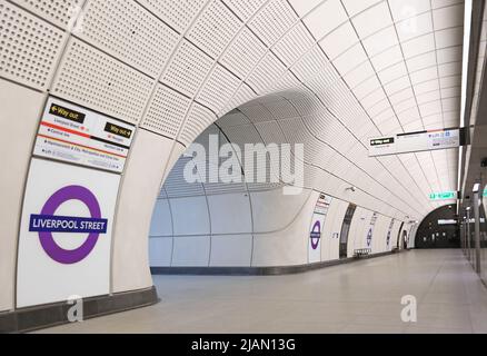 London, Großbritannien. Die neue Elizabeth Line (Crossrail). Leerer Bahnsteig am Bahnhof Liverpool Street. Zeigt gewölbte, glasfaserverstärkte Betonverkleidungen. Stockfoto