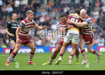 London, England - 28.. Mai 2022 - Leroy Cudjoe (21) von Huddersfield Giants wird von Patrick Mago von Wigan Warriors und Liam Farrell von Wigan Warriors angegangen. Rugby League Betfred Challenge Cup Final Huddersfield Giants vs Wigan Warriors im Tottenham Hotspur Stadium, London, Großbritannien Dean Williams Stockfoto