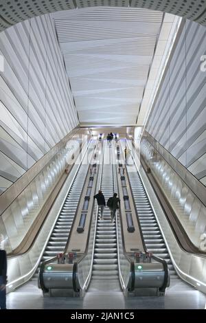 London, Großbritannien. Die neu eröffnete Elizabeth Line (Crossrail). Sehen Sie die wichtigsten Rolltreppen am Bahnhof Liverpool Street. Stockfoto