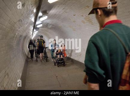 Menschen wandern und radeln durch den Tunnel unter der Themse in Greenwich, London, England, Großbritannien Stockfoto