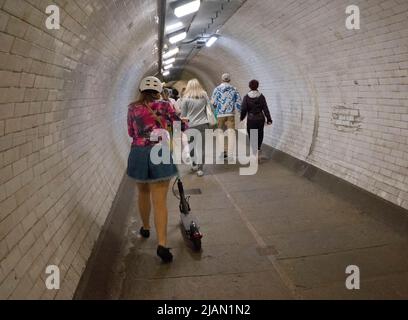 Menschen wandern und radeln durch den Tunnel unter der Themse in Greenwich, London, England, Großbritannien Stockfoto