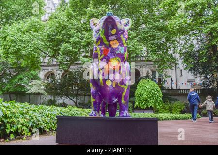 London, Großbritannien. 31.. Mai 2022. Eine Corgi-Statue in Whitehall Gardens. Um das Platin-Jubiläum der Königin zu feiern, wurden 19 Corgis-Statuen - die Lieblingshunderasse der Königin - im Zentrum Londons aufgestellt. Kredit: Vuk Valcic/Alamy Live Nachrichten Stockfoto