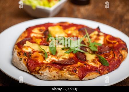 Nahaufnahme einer Pizza auf Holz Stockfoto