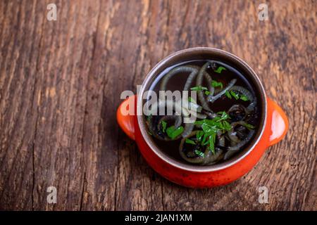 Übersicht über eine Zwiebelsuppe Stockfoto