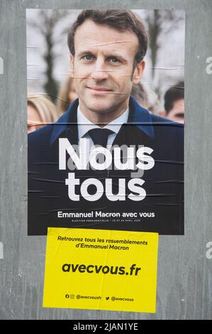 Französische Präsidentschaftswahlen 2022. Wahlkampfplakat für Emmanuel Macron, der die Wahl gewonnen und für eine zweite Amtszeit als Präsident Frankreichs wiedergewählt wurde. Stockfoto