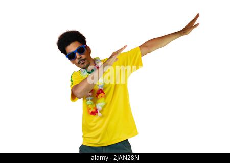 Fußball Brasilianischer Fan feiert isoliert auf Weiß. Begeisterter Fußballfan, der jubelt. Stockfoto