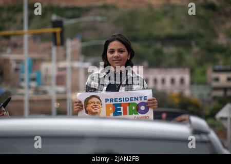 Anhänger des linken Gustavo Petro vom politischen Bündnis „Pacto Historico“ feiern und kämpfen, nachdem sie wussten, dass der Kandidat nach den Ergebnissen der Präsidentschaftswahlen 2022 am 29. Mai 2022 in Pasto, Kolumbien, dem unabhängigen Rodolfo Hernandez gegenüberstehen wird. Foto: L. Catherin Bastidas/Long Visual Press Stockfoto