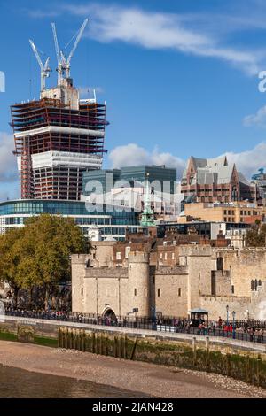 London, Großbritannien - 1. Nov 2012: Das Nordufer der Themse mit dem Tower of London und 20 Fenchurch Street (The Walkie-Talkie) Wolkenkratzer unter Kontra Stockfoto