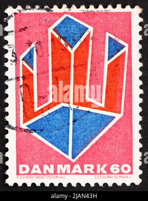 DÄNEMARK - UM 1969: Eine in Dänemark gedruckte Marke zeigt Abstract Design, herausgegeben zu Ehren von Valdemar Poulsen, Elektroingenieur und Erfinder, CIR Stockfoto
