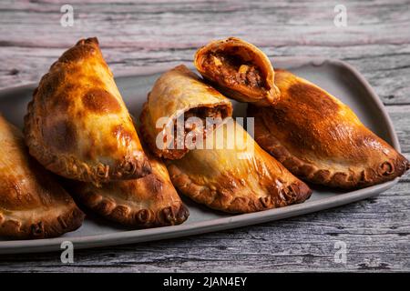 Traditionelle argentinische und uruguayische Empanadas auf Holzhintergrund Stockfoto