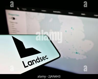 Mobiltelefon mit Logo der Firma Land Securities Group plc (Landsec) auf dem Bildschirm vor der Unternehmenswebsite. Konzentrieren Sie sich auf die Mitte des Telefondisplays. Stockfoto