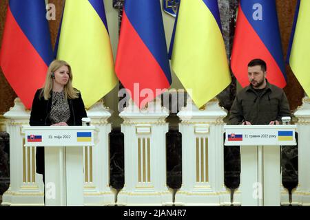 Kiew, Ukraine. 31.. Mai 2022. Kiew, Ukraine - 31. Mai 2022 - der Präsident der Ukraine, Wolodymyr Zelenskyy (R), und die Präsidentin der Slowakischen Republik, Zuzana Caputova, werden während einer gemeinsamen Pressekonferenz nach ihrem Treffen in Kiew, der Hauptstadt der Ukraine, abgebildet. Dieses Foto kann nicht in der Russischen Föderation verteilt werden. Foto von Pavlo Bagmut/Ukrinform/ABACAPRESS.COM Quelle: Abaca Press/Alamy Live News Stockfoto