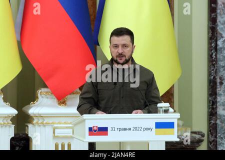 Kiew, Ukraine. 31.. Mai 2022. Kiew, Ukraine - 31. Mai 2022 - der Präsident der Ukraine, Wolodymyr Zelenskyy, nimmt an einer gemeinsamen Pressekonferenz mit dem Präsidenten der Slowakischen Republik, Zuzana Caputova, Teil. Dieses Foto kann nicht in der Russischen Föderation verteilt werden. Foto von Pavlo Bagmut/Ukrinform/ABACAPRESS.COM Quelle: Abaca Press/Alamy Live News Stockfoto