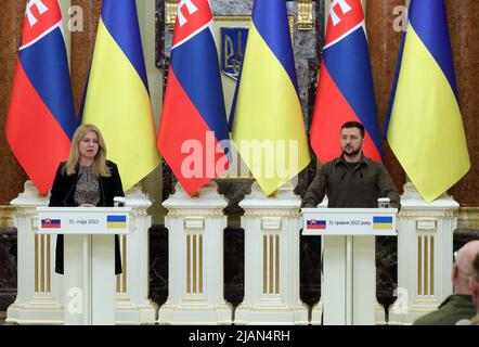 Kiew, Ukraine. 31.. Mai 2022. Kiew, Ukraine - 31. Mai 2022 - der Präsident der Ukraine, Wolodymyr Zelenskyy (R), und die Präsidentin der Slowakischen Republik, Zuzana Caputova, werden während einer gemeinsamen Pressekonferenz nach ihrem Treffen in Kiew, der Hauptstadt der Ukraine, abgebildet. Dieses Foto kann nicht in der Russischen Föderation verteilt werden. Foto von Pavlo Bagmut/Ukrinform/ABACAPRESS.COM Quelle: Abaca Press/Alamy Live News Stockfoto