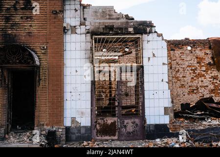 Die Folgen des russischen Friedens in der Stadt Trostjanez. Sumy-Region. Zivile Gebäude. Russische militärische Invasion der Ukraine Stockfoto