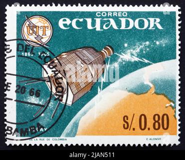 ECUADOR - UM 1966: Eine in Ecuador gedruckte Marke zeigt Relay 1, 1. Fernsehübertragungen über den Pazifischen Ozean, um 1966 Stockfoto