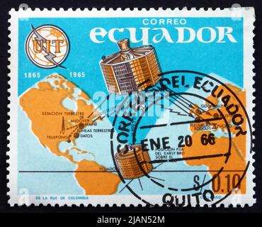 ECUADOR - UM 1966: Eine in Ecuador gedruckte Briefmarke zeigt Syncom 2, 1. erfolgreiche Fernsehübertragungen über Satellite, um 1966 Stockfoto