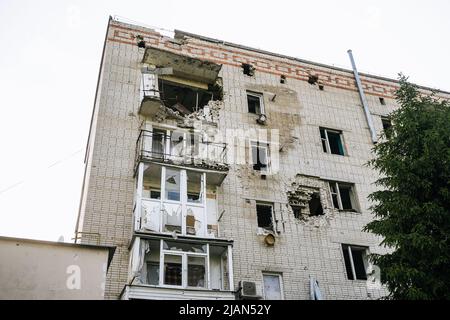 Die Folgen des russischen Friedens in der Stadt Trostjanez. Sumy-Region. Zivile Gebäude. Russische militärische Invasion der Ukraine Stockfoto