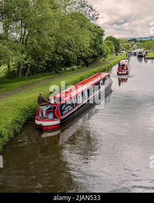 Nach einer achtmonatigen £2m-Restaurierung der Eshton Road Lock sind die Boote zum Leeds und Liverpool Canal in Gargrave zurückgekehrt. (Foto Mai 2022) Stockfoto