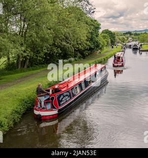 Nach einer achtmonatigen £2m-Restaurierung der Eshton Road Lock sind die Boote zum Leeds und Liverpool Canal in Gargrave zurückgekehrt. (Foto Mai 2022) Stockfoto