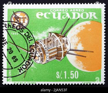 ECUADOR - UM 1966: Eine in Ecuador gedruckte Briefmarke zeigt Luna 3, Sowjetische Raumsonde, erste Bilder von der anderen Seite des Mondes, um 1966 Stockfoto