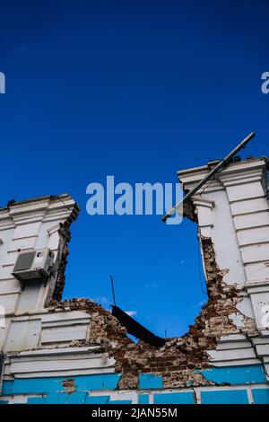 Zerstörte und verbrannte zivile Häuser und Geschäfte in der Stadt Trostyanets. Sumy-Region. Zivile Gebäude. Russische militärische Invasion der Ukraine Stockfoto