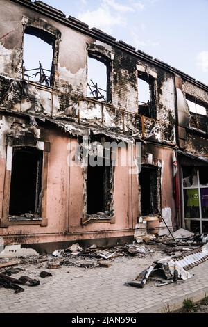 Zerstörte und verbrannte zivile Häuser und Geschäfte in der Stadt Trostyanets. Sumy-Region. Zivile Gebäude. Russische militärische Invasion der Ukraine Stockfoto