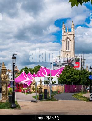 Am 2022. Mai kehren die Lady Boys of Bangkok wieder zum Brighton Festival Fringe zurück - vor der St. Peters Church. Stockfoto