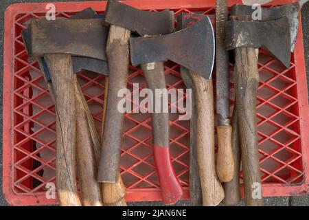 Werkzeuge (Nr. 3) - verschiedene alte und gebrauchte Beile auf dem Flohmarkt in Hannover Stockfoto