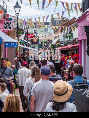 Ein überfüllter, belebter Kensington Gardens in Brighton's populärster North Laine an einem Samstag Stockfoto