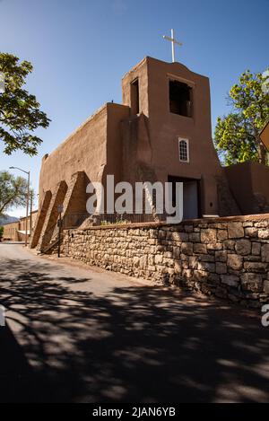 Die San Miguel Chapel, die älteste Kirche des US-amerikanischen Kontinents, wurde 1600s erbaut und befindet sich im historischen Viertel Santa Fe, New Mexico. Stockfoto