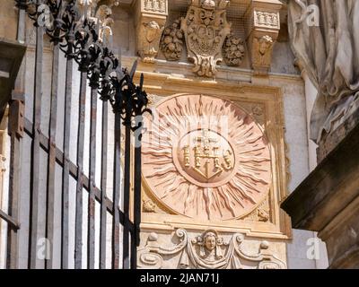 IHS SJ Society of Jesus Jesuit religiösen Orden Siegel, Christogramm Symbol. Kirche St. Peter und Paul Gebäude architektonischen Detail aus der Nähe, niemand, Stockfoto