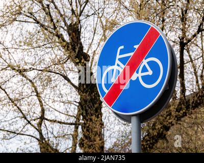 Keine Fahrräder, Fahrräder, Radfahrer Radfahrer erlaubt blaue Straßenschild aus der Nähe, niemand, Europa, Polen. Fahrradgesetze, Vorschriften, kein Fahrrad keine Fahrradzone, Radfahren n Stockfoto